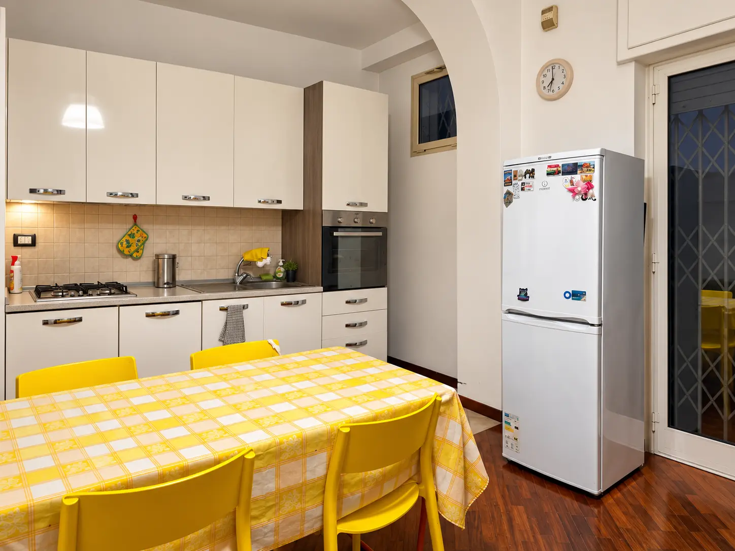 The Urban Ravanas fully equipped kitchen and dining table